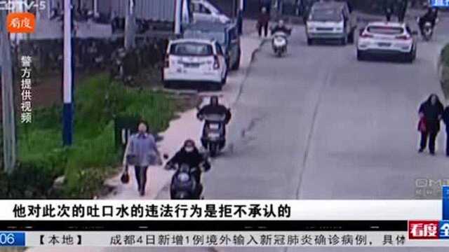 出狱变态男报复社会,对过路女性吐痰,民警:抓起来