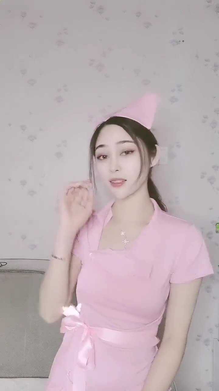 美女穿护士服跳舞你们觉得衣服好看还是人好看