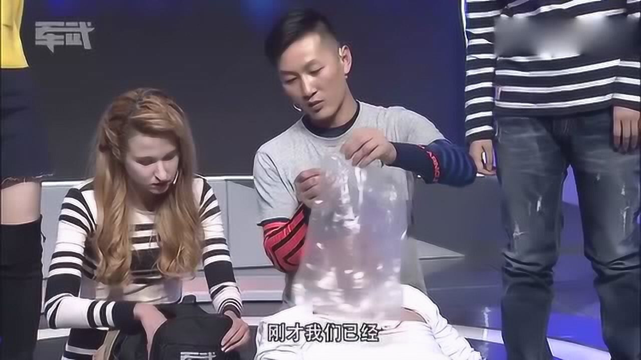 军武大本营:胸部中弹营救的紧急措施,竟是和心脏按压操作类似_腾讯视频