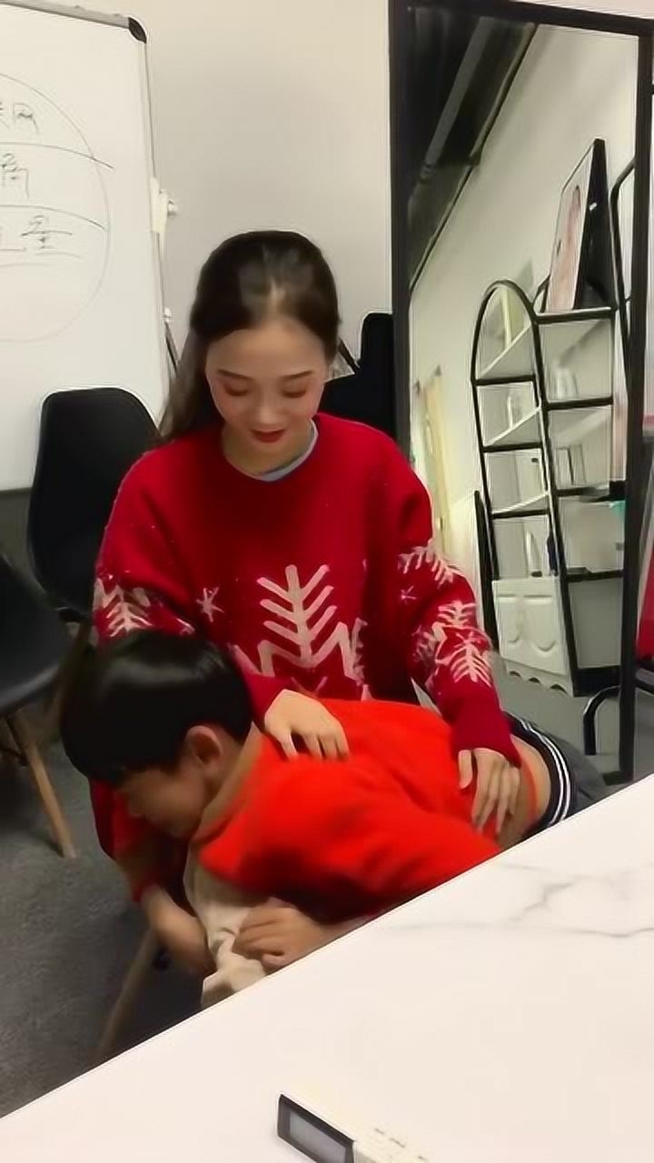 弟弟调皮捣蛋被姐姐打屁股，弟弟生气了_高清