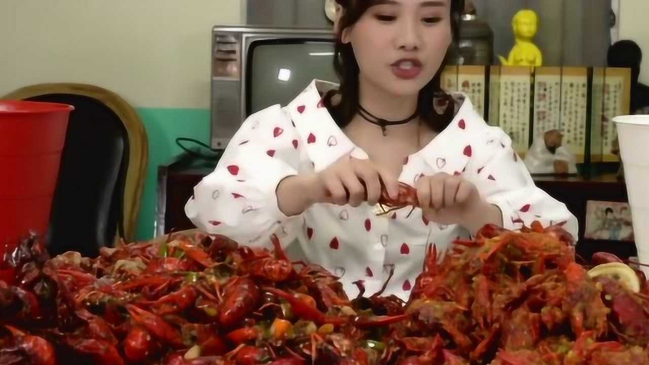 吃小龙虾用桶计算大胃王密子君被小龙虾给埋没了