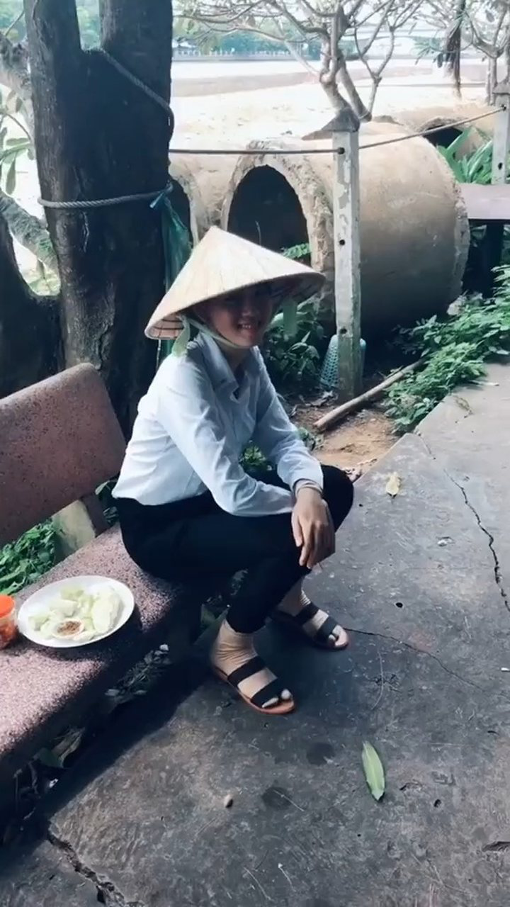 越南农村的女孩子还是比较腼腆羞涩吃的这么素能长肉吗还有凉鞋配袜子