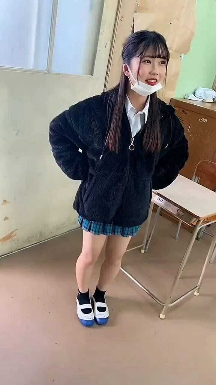 日本女学生被罚站都不老实看来老师对你还是太仁慈了