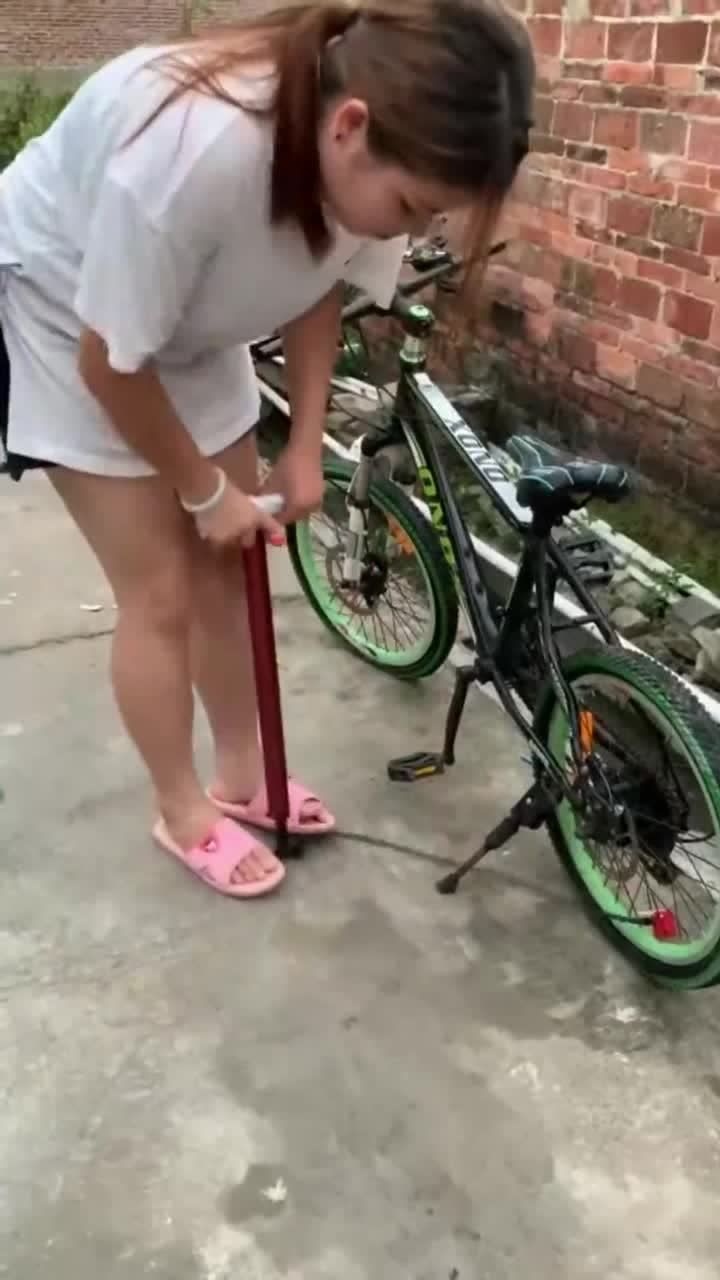 美女给自行车打气,男孩的一个玩笑举动,美女发飙