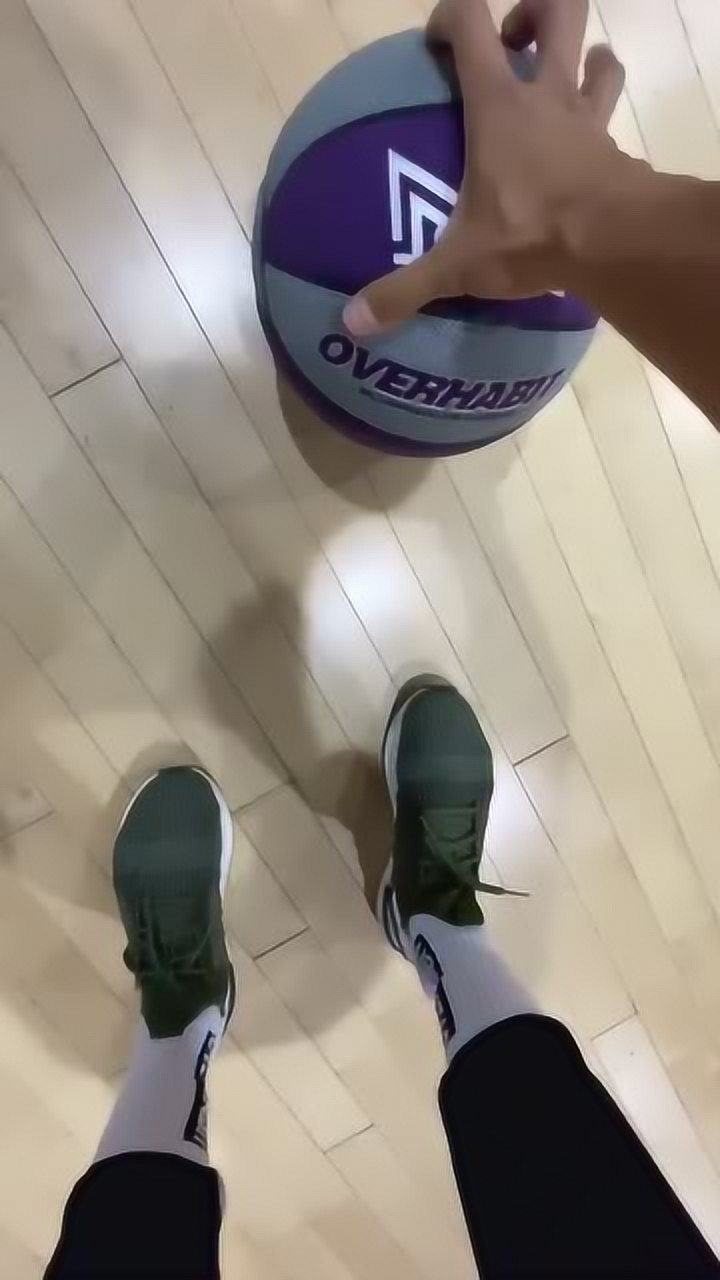 让你们感受一下身高190的打球视角还不经意间露出了果冻上篮的手法