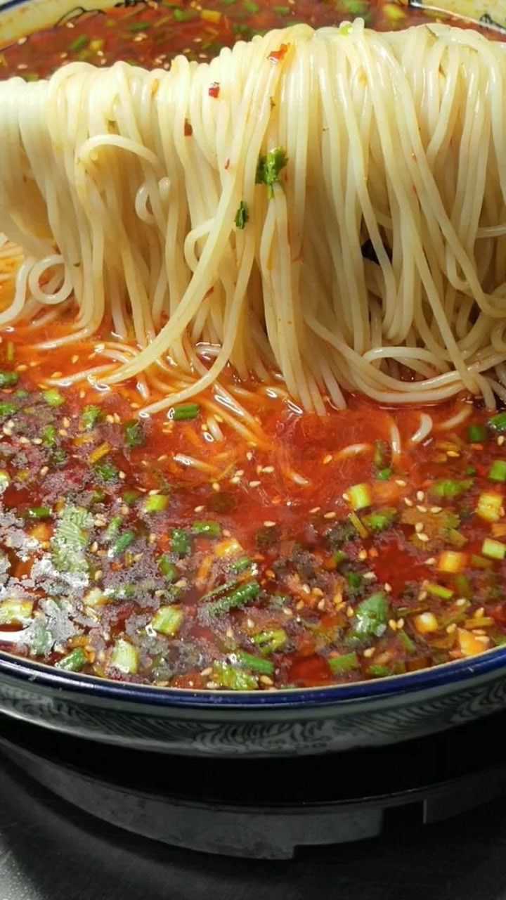 今天教你们制作家庭版非常好吃的酸辣朝鲜面简单易学