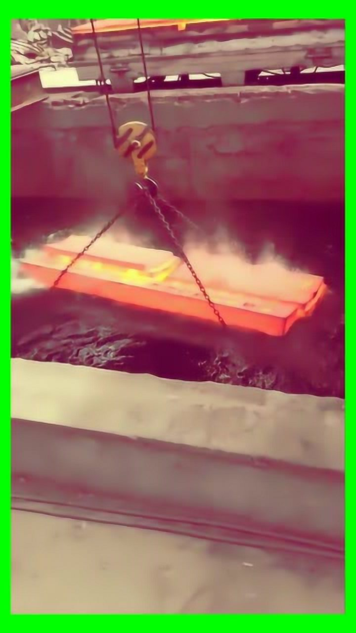 烧红的铁块放入水中下一秒被震撼到了在水下火依然燃烧