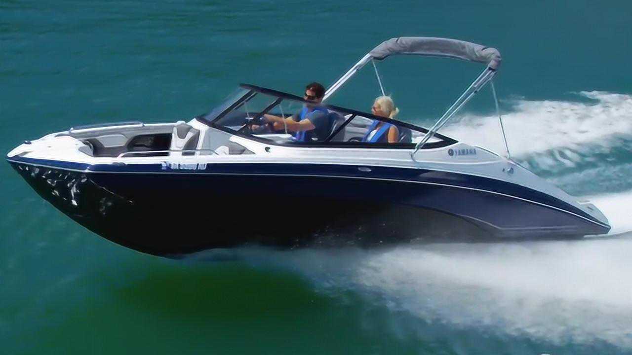 为啥电影里大佬都喜欢开快艇,看这高达300的马力,谁不喜欢!