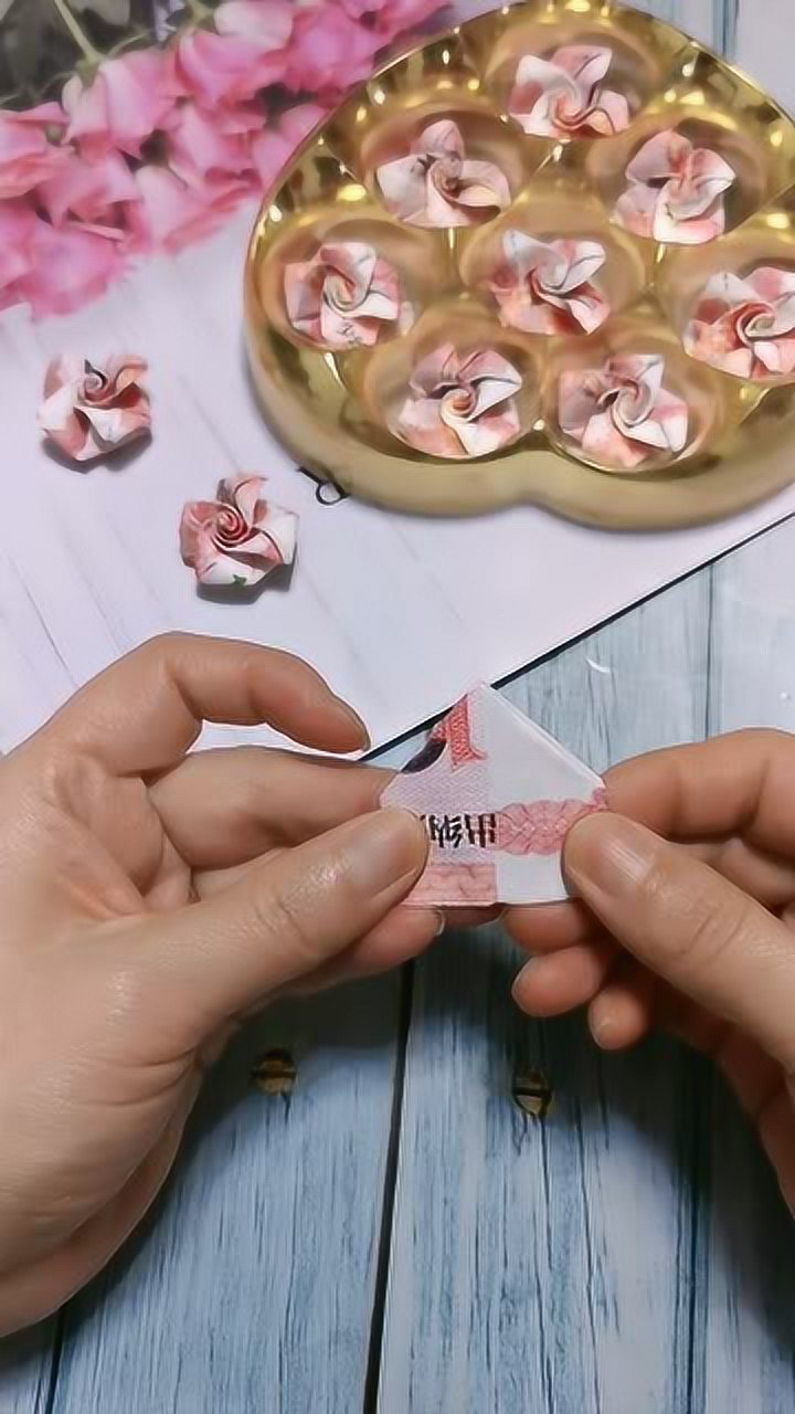 钱折的玫瑰花满满的爱意啊