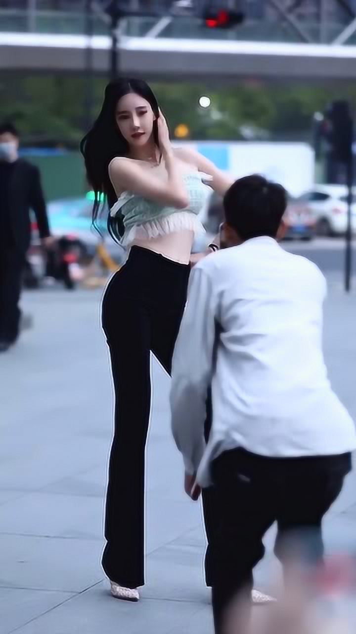 潘南奎穿搭绿色蕾丝抹胸街头热舞这负责拍摄的摄影师有点上头了
