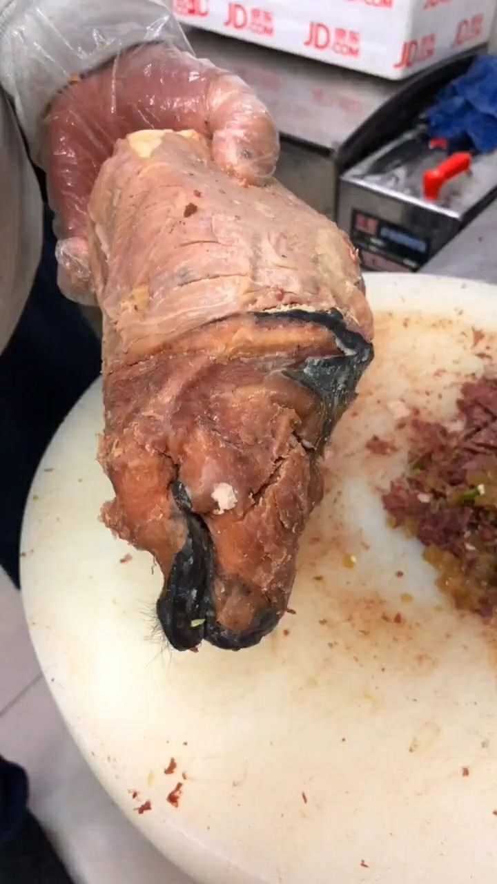 新鲜的驴碗口,黑色的上边还有毛,赶紧把它切掉