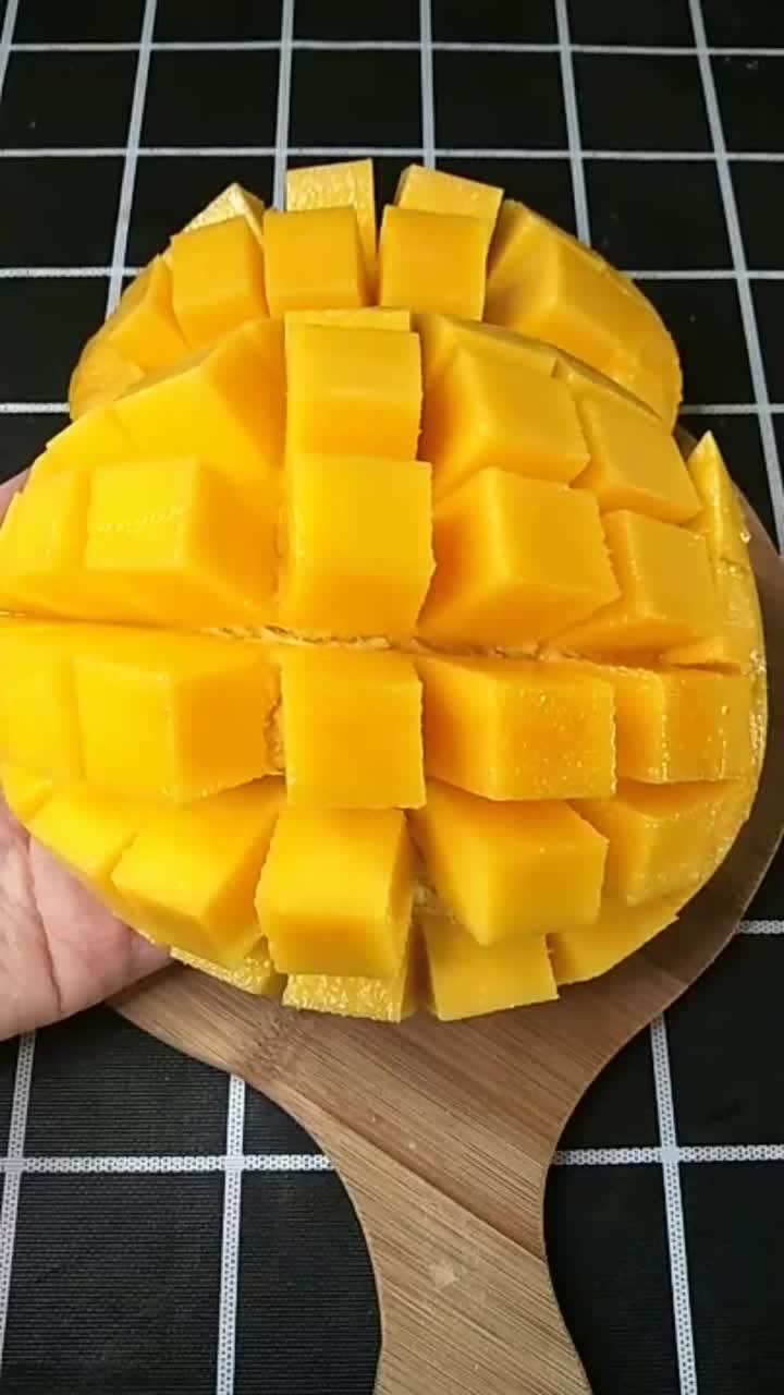 吃芒果尤其怕沾手用这种方式切芒果吃也方便隔壁小孩也爱吃