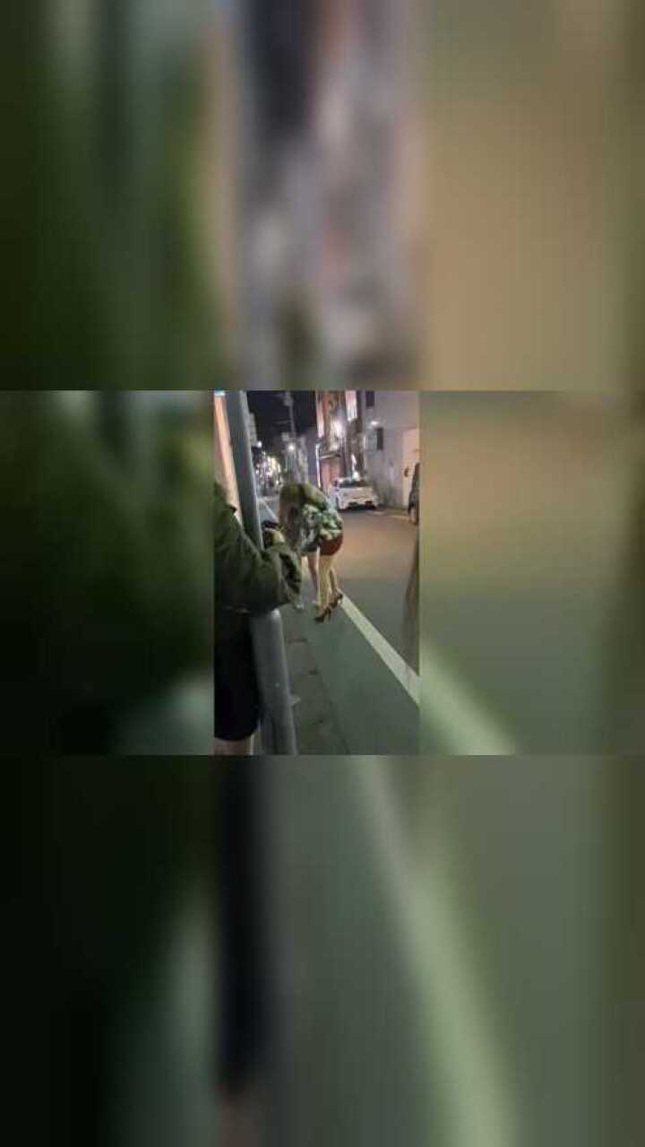 日本美女喝多了，在路边就吐了，赶紧带她回家醒醒酒_高清
