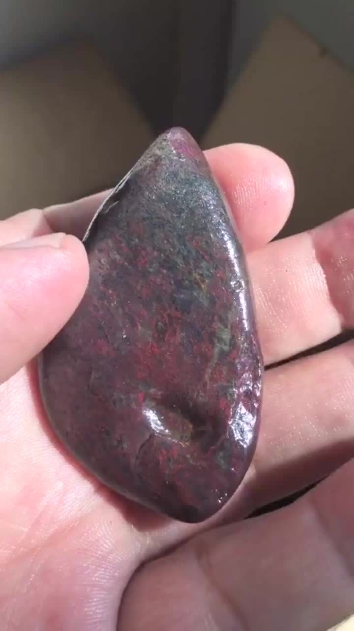 戈壁滩捡的鸡血石,朋友都说我要发财了,这个石头有那么值钱吗