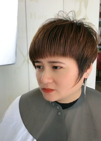 简单又好看的一款发型,适合这种鞋拔子脸