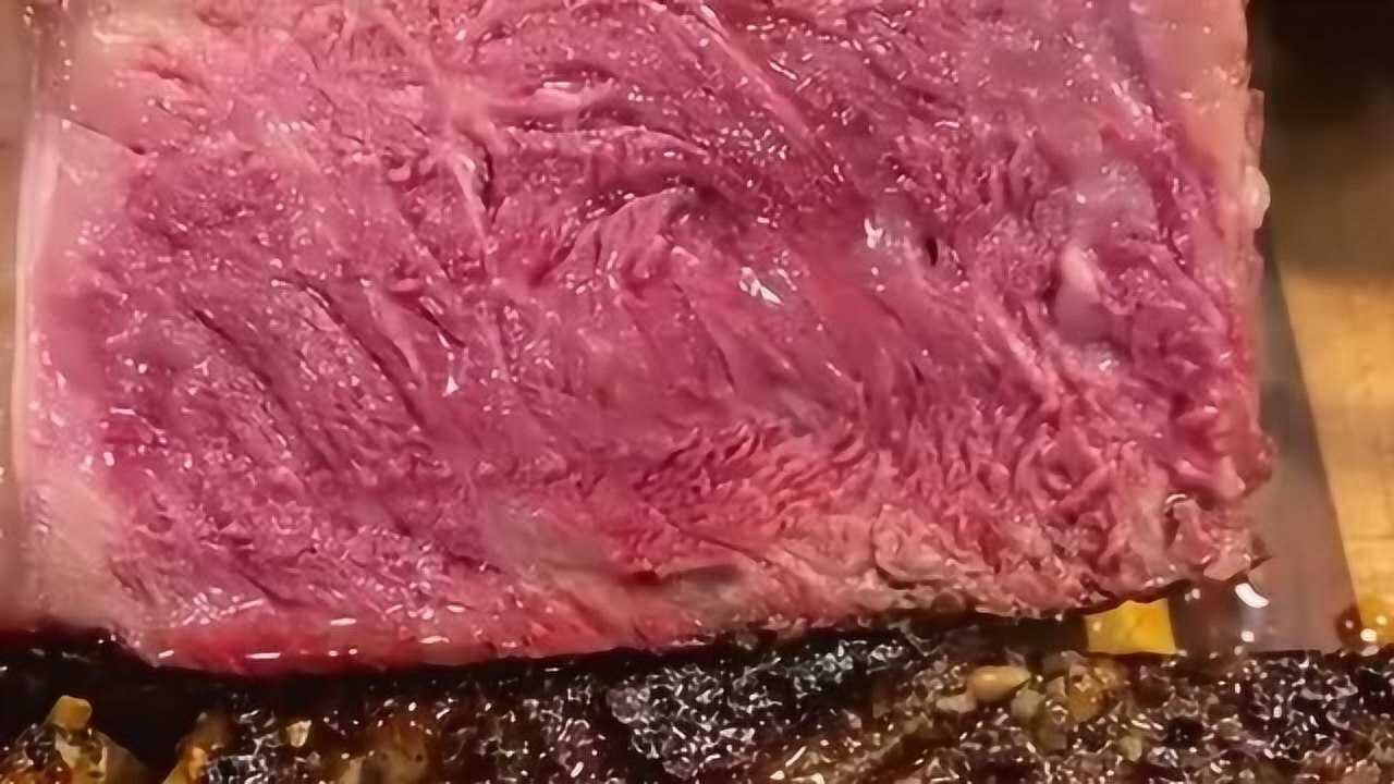 这么大块牛肉里面好多的肌红蛋白啊爱漂亮的女生们应该多吃点