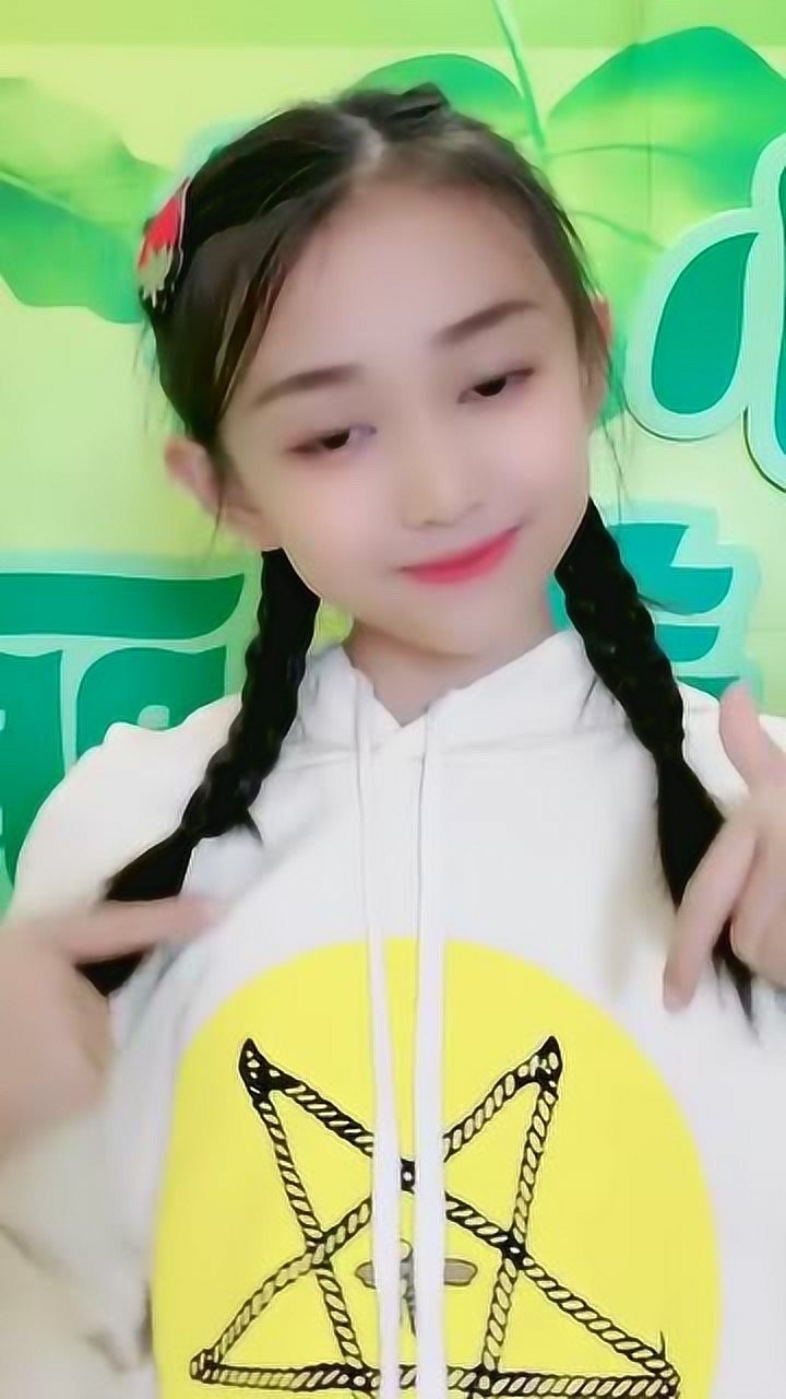 童模宋小睿玩自拍怎么对着镜头一直傻笑这是遇见啥开心事了