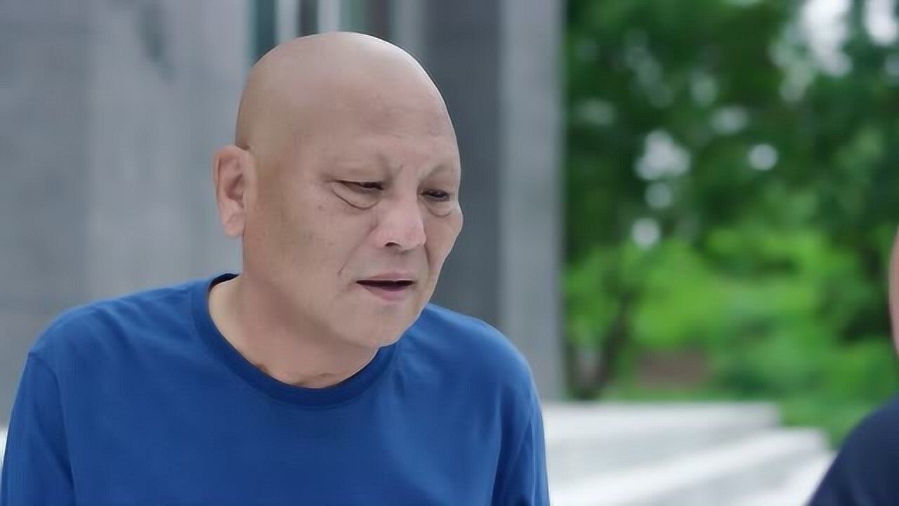 福星盈门老爷子给小朋友表演踢足球不料把鞋给踢飞正好砸到别人的豪车