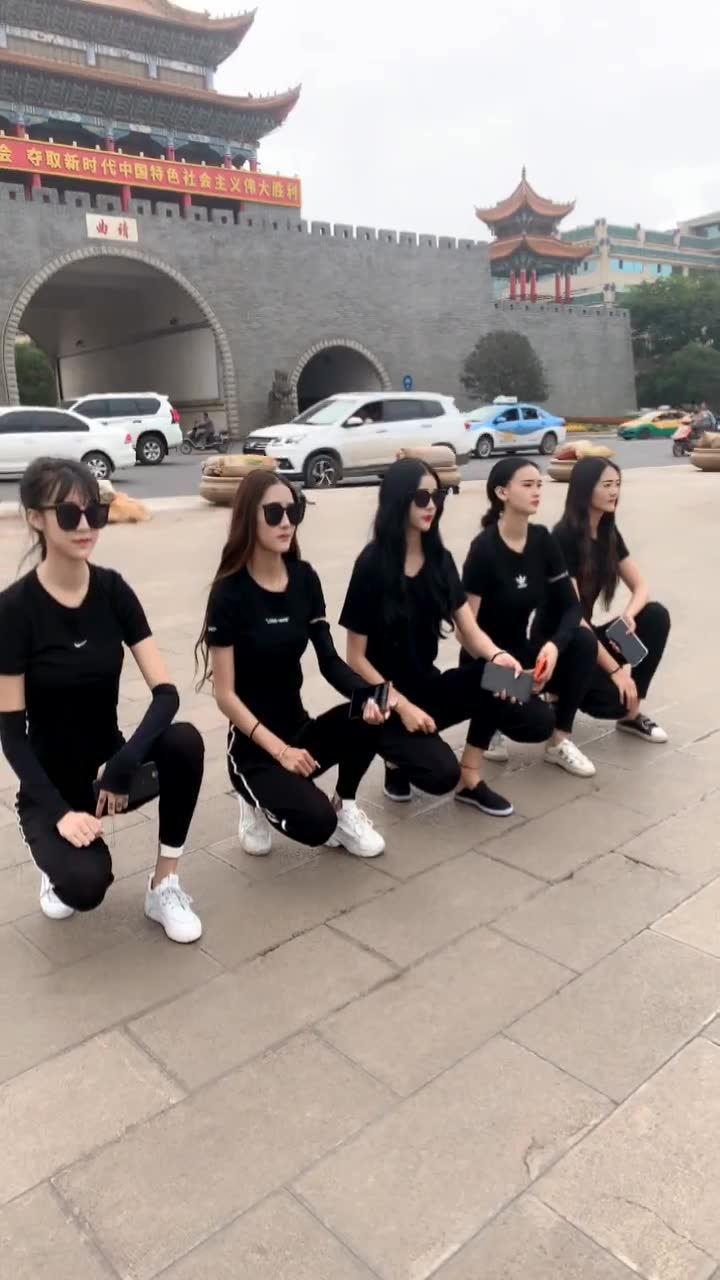 精神小伙当不了,精神小妹的气质还是有的吧