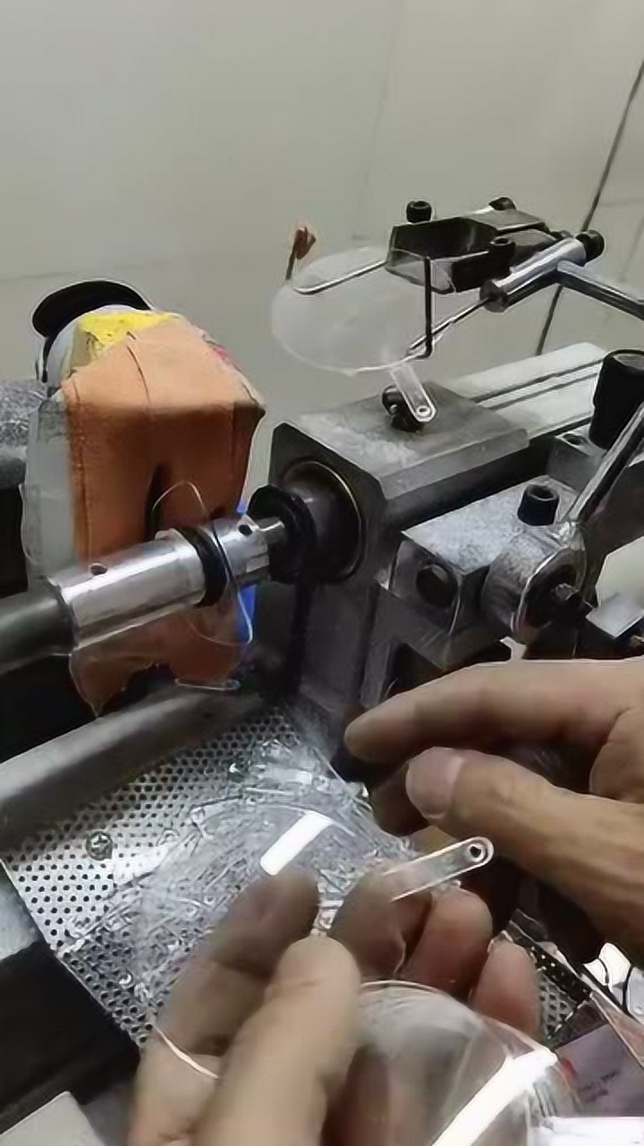 看看你们的眼镜片都是怎么做的,切割眼镜片的工艺,感觉很帅气啊!