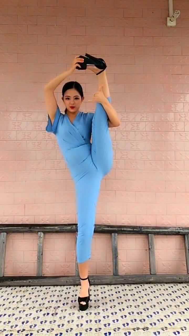穿恨天高的姑娘秀劈腿这绝活必须给满分