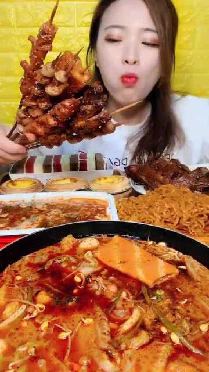 美女姐姐吃火鸡面再来一口烤串吃得太美滋滋了
