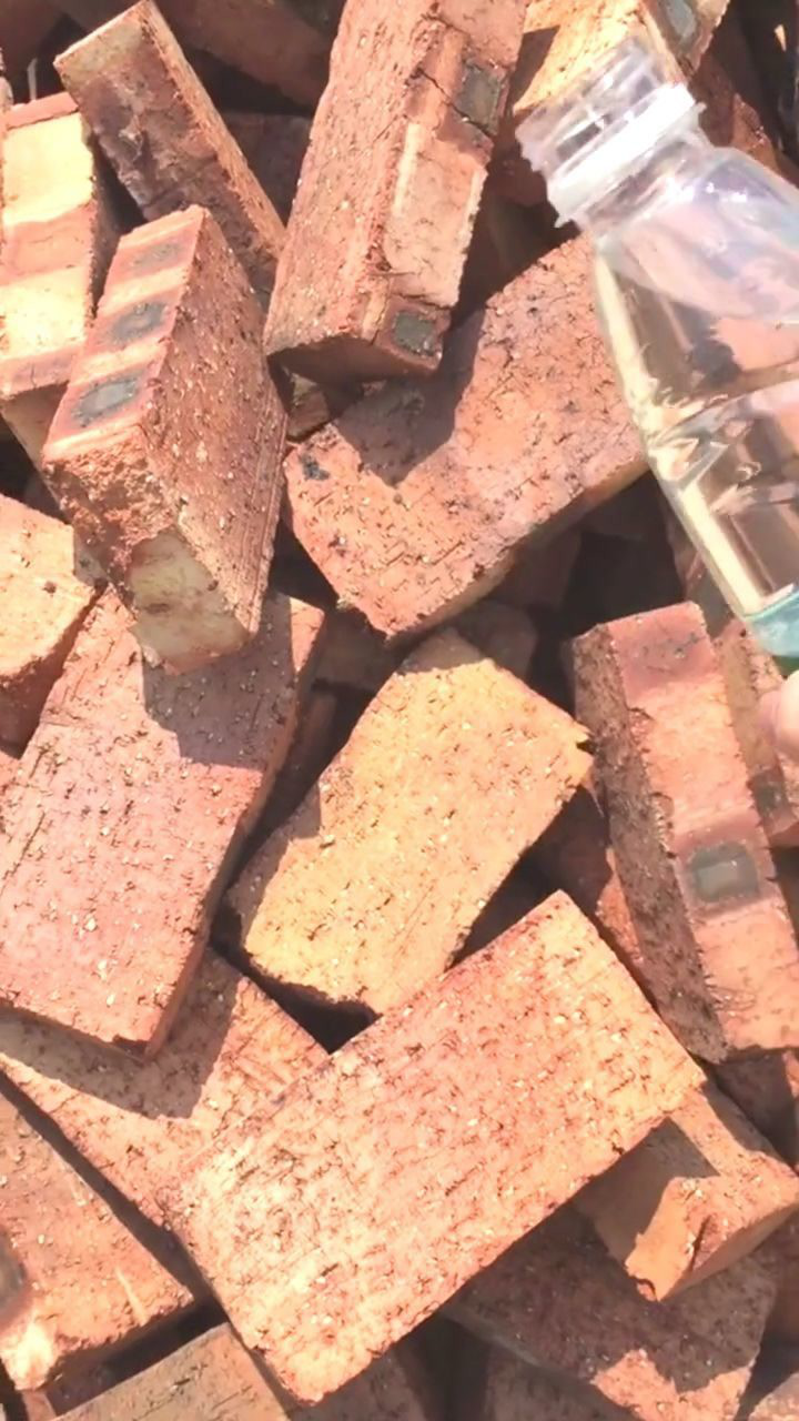 气温32度今天的砖格外的烫手