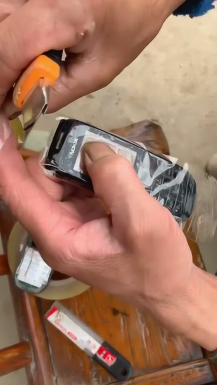 搞笑视频老式手机贴膜挺实用的