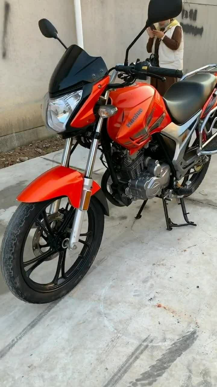 给你们看一下刚到货的新摩托,豪爵迪爽150,价格便宜