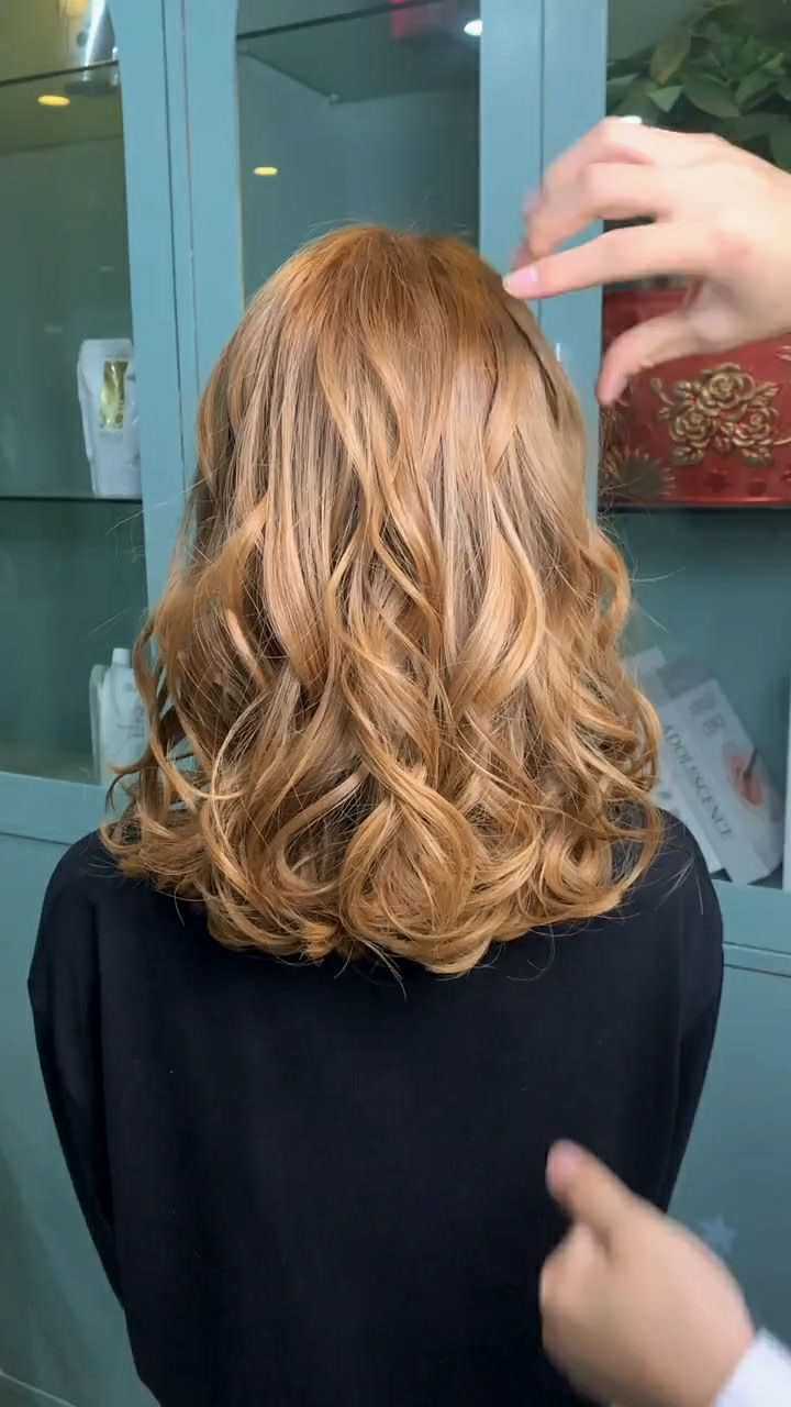 一款超级显白的金棕色发型,在太阳底下超级美