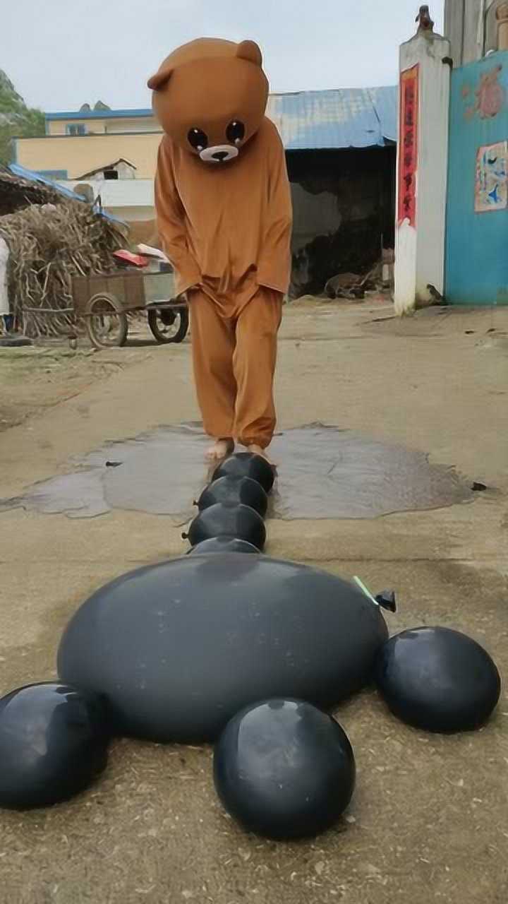 光脚踩爆水气球是什么场面看到气球的下场强迫症表示很过瘾