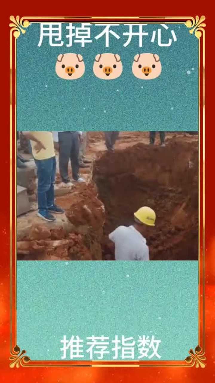 一个工人干活,六个领导指挥,好像只有干活的工资最少