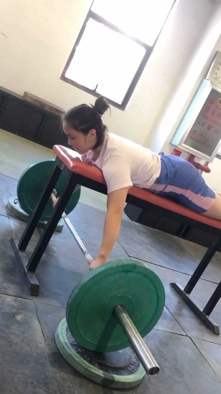 女子举重运动员,训练趴拉35公斤,轻松