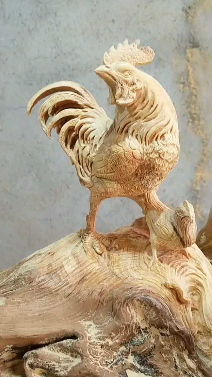 做了一个精美的大公鸡根雕,这高超的雕工真让人赞叹不已