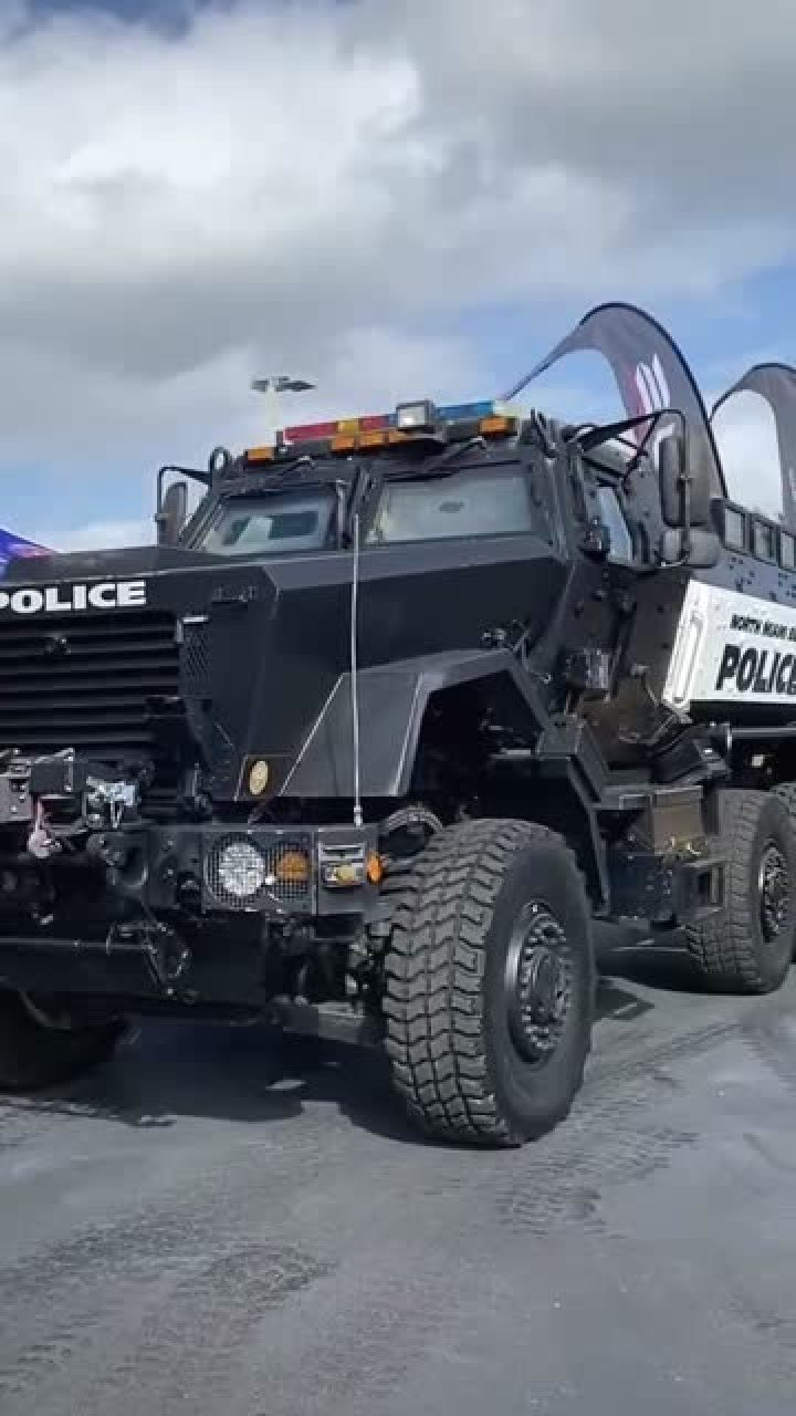 国外的警车就是不一样啊,这完全就是一辆装甲车,和坦克一样!