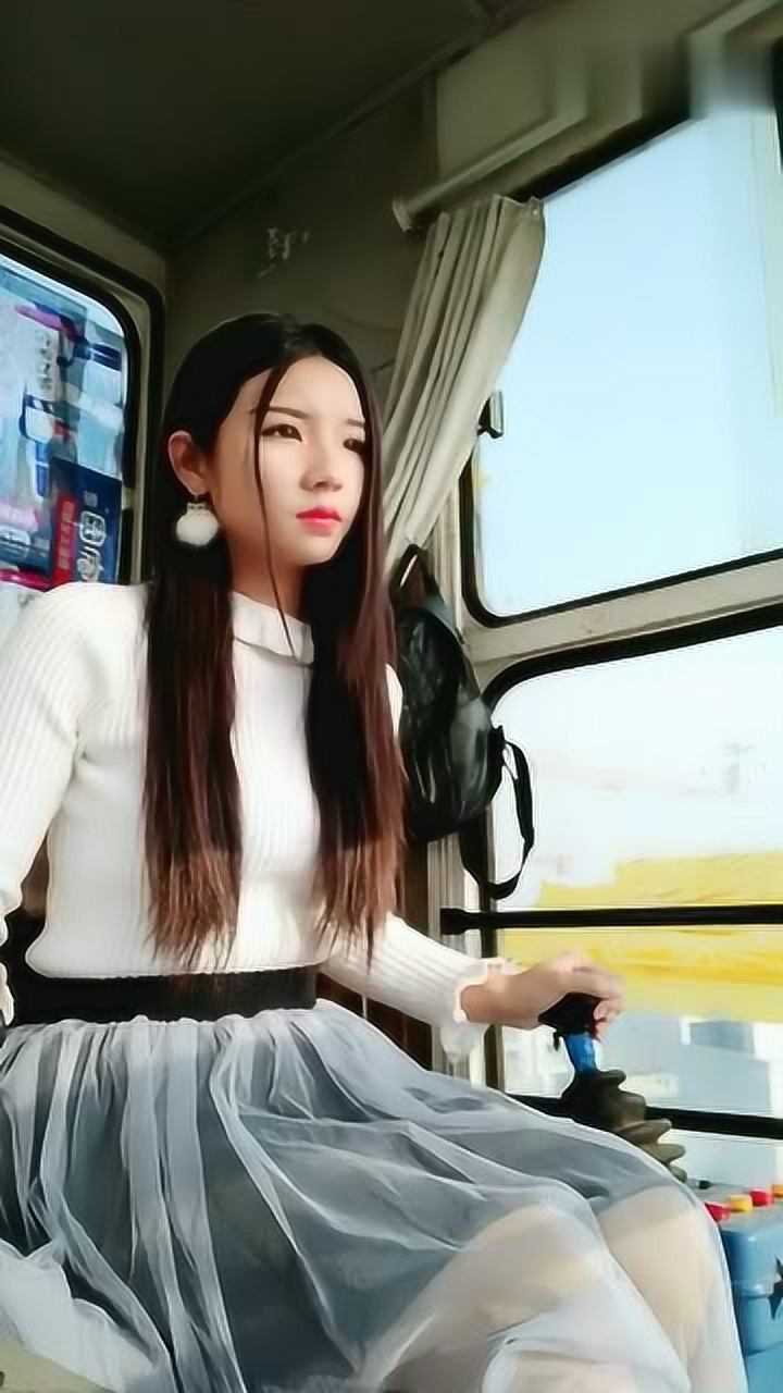 实拍塔吊超美女司机,萌妹子竟这样反应,感觉快笑出内伤了!