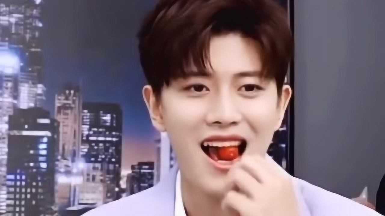 任嘉伦吃圣女果的样子太可爱了这笑容像极了邻家大哥哥