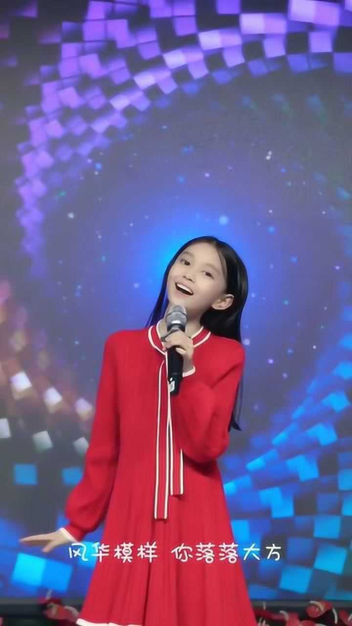 童模宋小睿穿红色迷短裙唱歌看到她撩裙子的动作是想要火遍全网