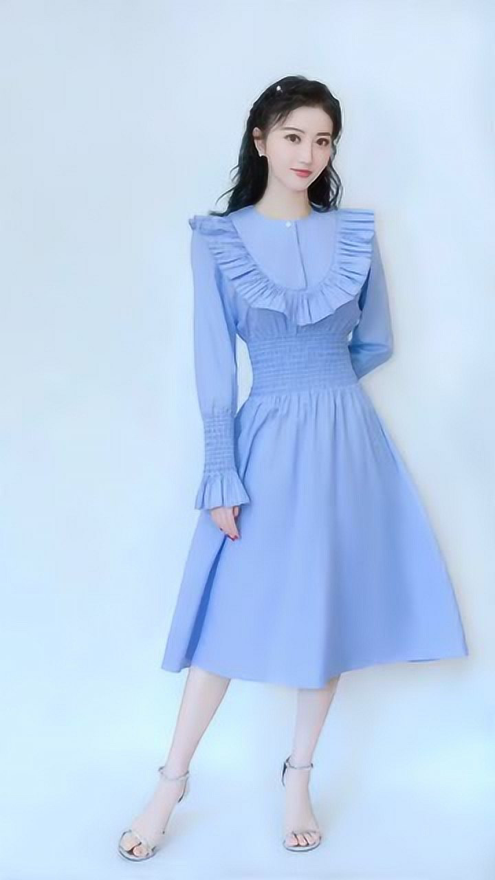 女神景甜身穿浅蓝色长裙清新淡雅少女范十足简直太漂亮了
