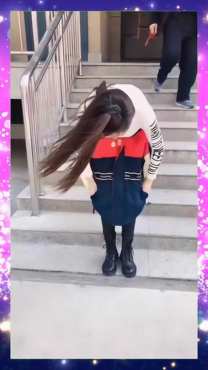 大美女秒变小女孩衣穿腰间再弯腰从背影看真特像