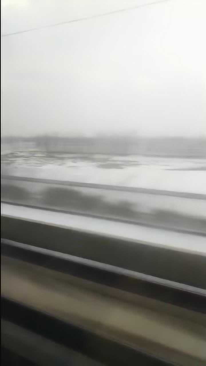 坐在2019春运的火车上观看窗外的雪景