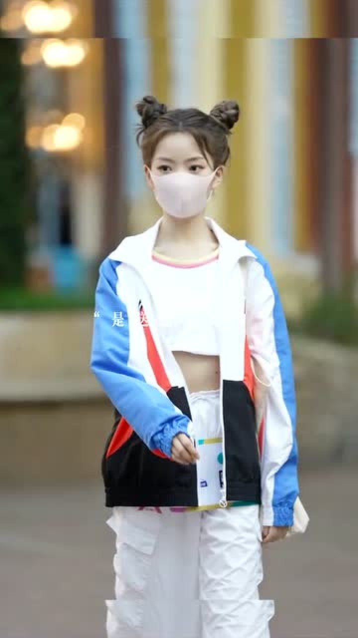 创造营2020,陈卓璇,扎两个冲天揪,光着俩小脚丫,我们的朋友陈卓璇