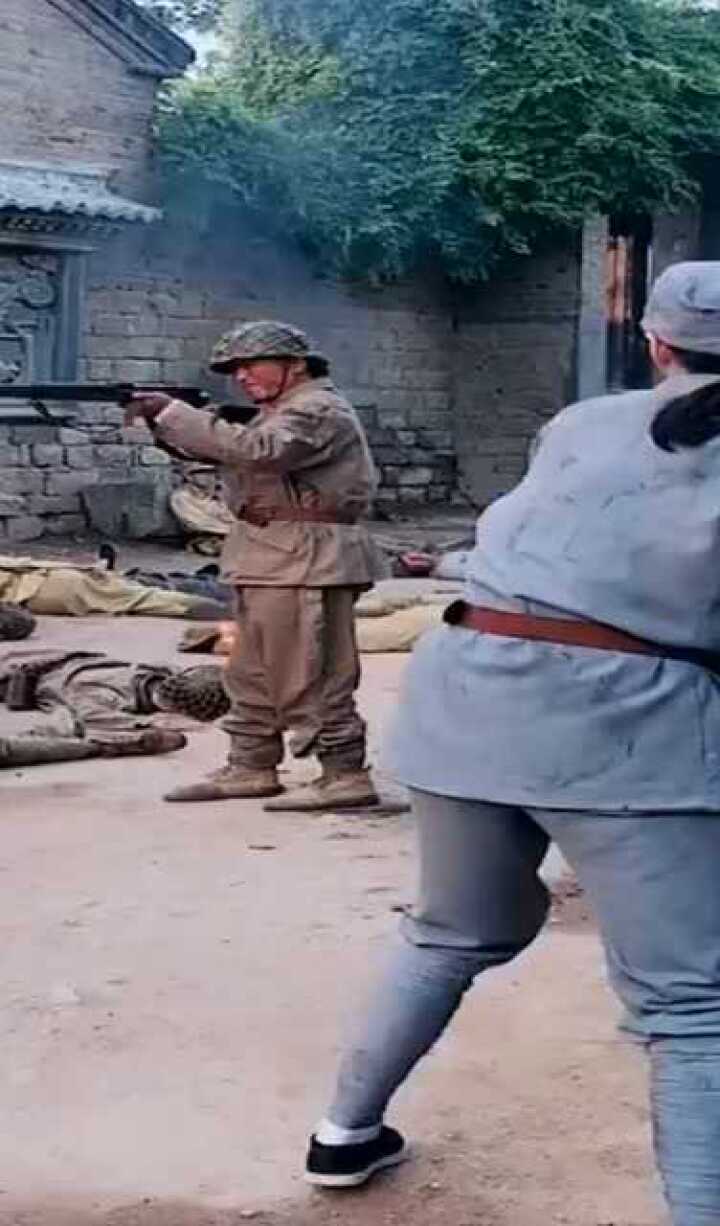 抗日神剧拍戏现场女八路拿砍刀拼死杀敌可怜被枪打死