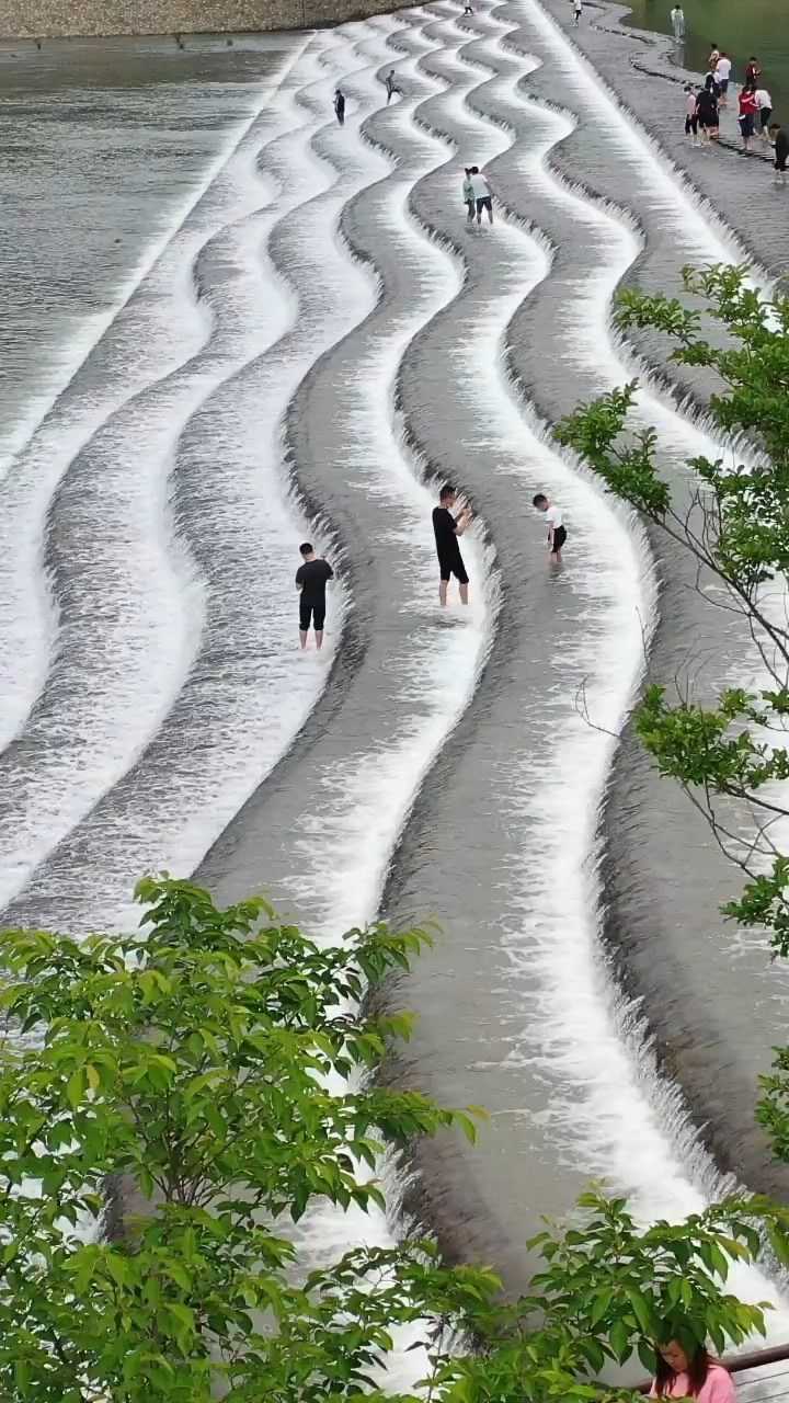 网红阶梯瀑布这潺潺的流水声真是令人心旷神怡