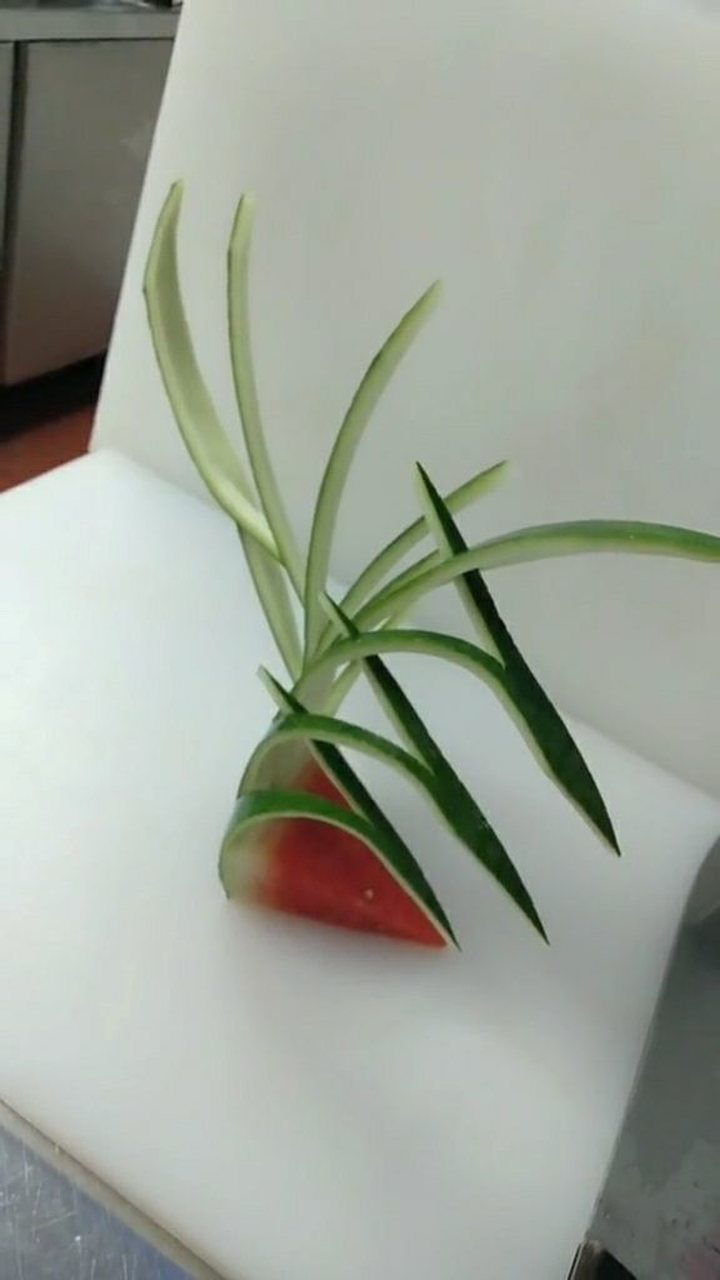 简单的西瓜皮拉花教程作为摆盘盘饰很漂亮