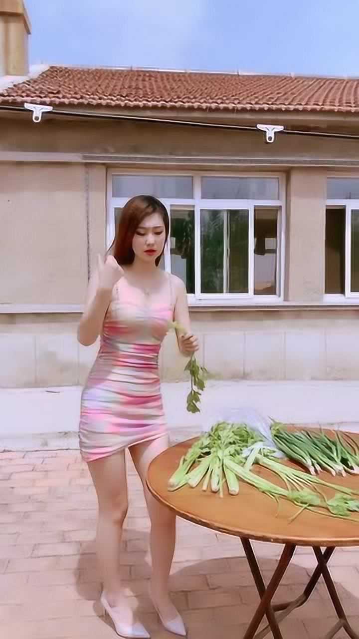 好哥们家新请的保姆既漂亮勤快又能干看的我都心动了