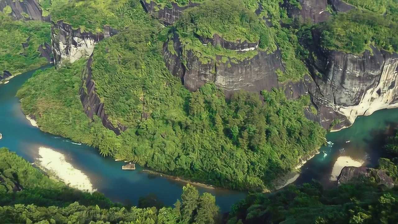 航拍福建武夷山,碧水与丹山组成秀逸优美的山水奇观