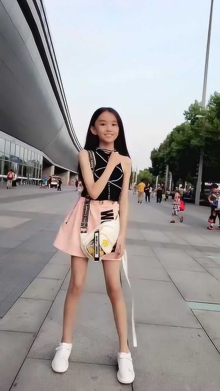 童模宋小睿换袜子图片