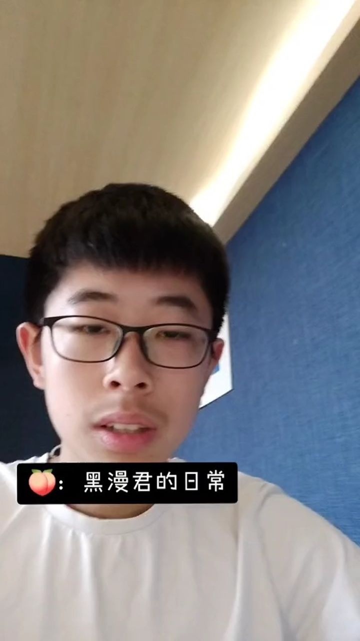 黑漫君吃小朋友一些帽子和徽章都在那里呀