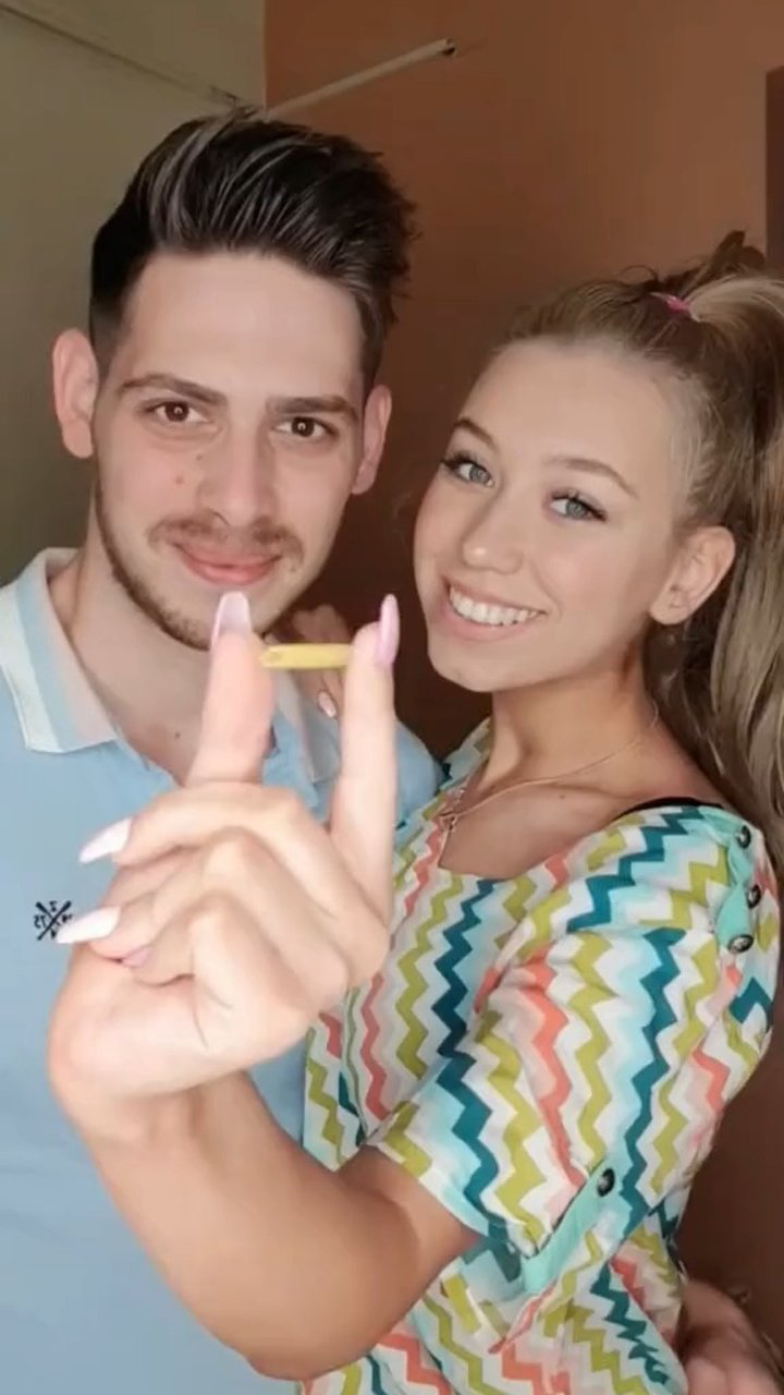 我与女朋友捉弄妈妈.